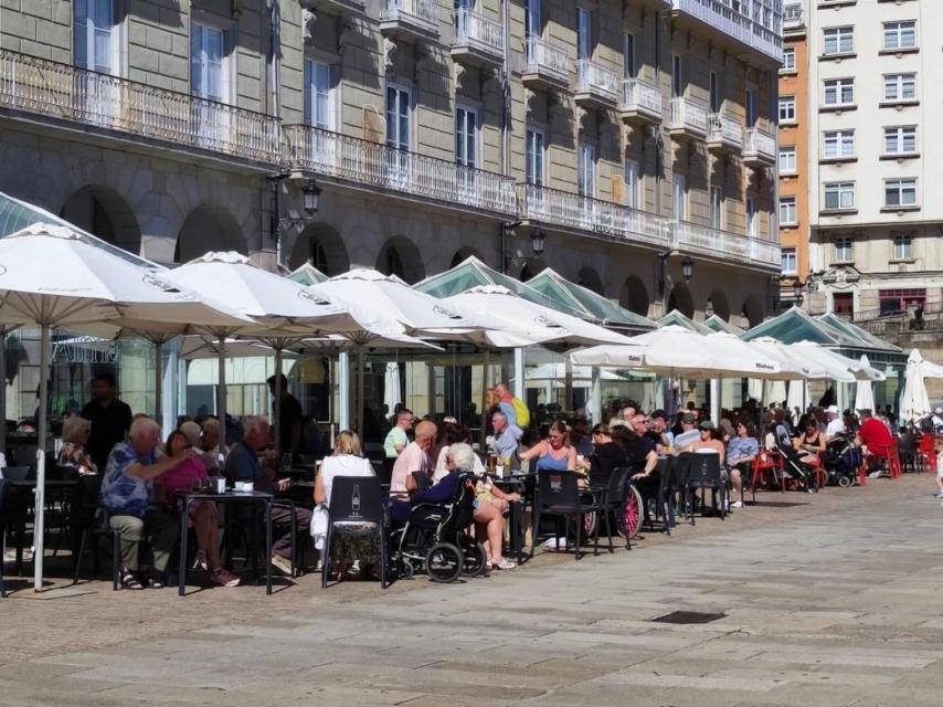 Turistas en terrazas de María Pita.