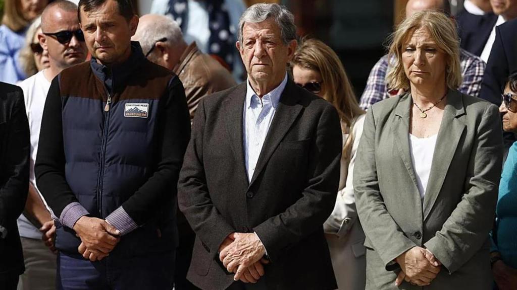 Gabriel, el padre del niño asesinado, David, el pasado viernes. durante el minuto de silencio celebrado en memoria de su hijo en Villanueva de la Cañada.