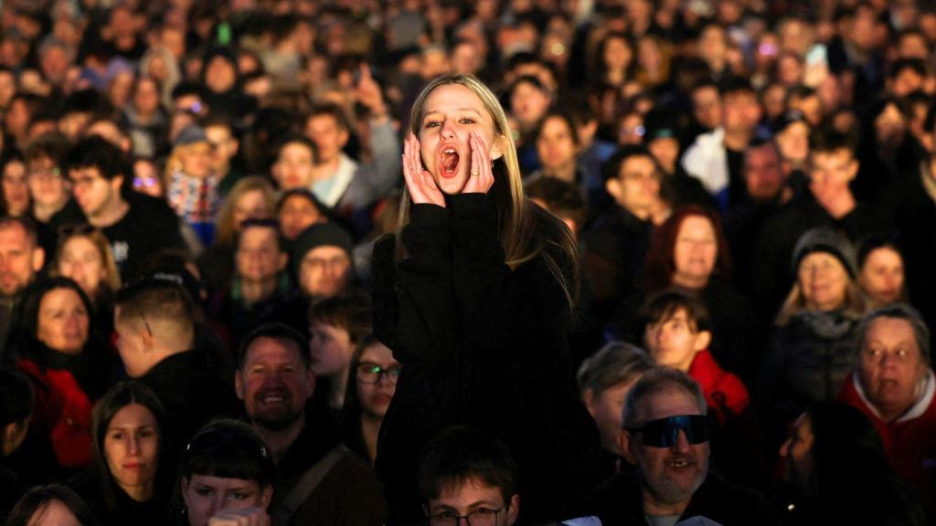 Una mujer vitorea en un mitin reciente del partido Tisza, al que pertenece el líder de la oposición a Orbán.