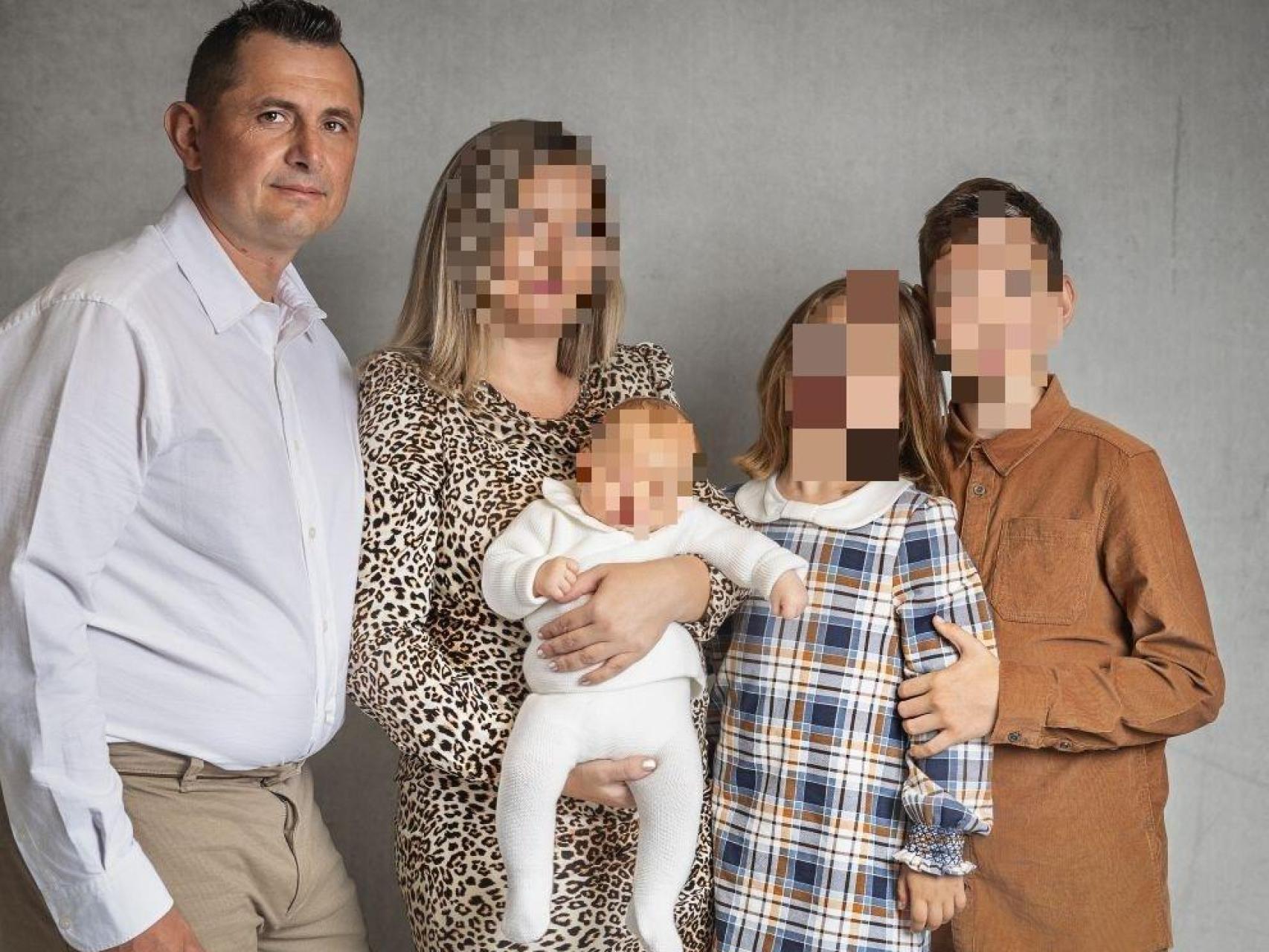 Gabriel, el padre del niño asesinado, David, junto a su esposa, su bebé y su hija.