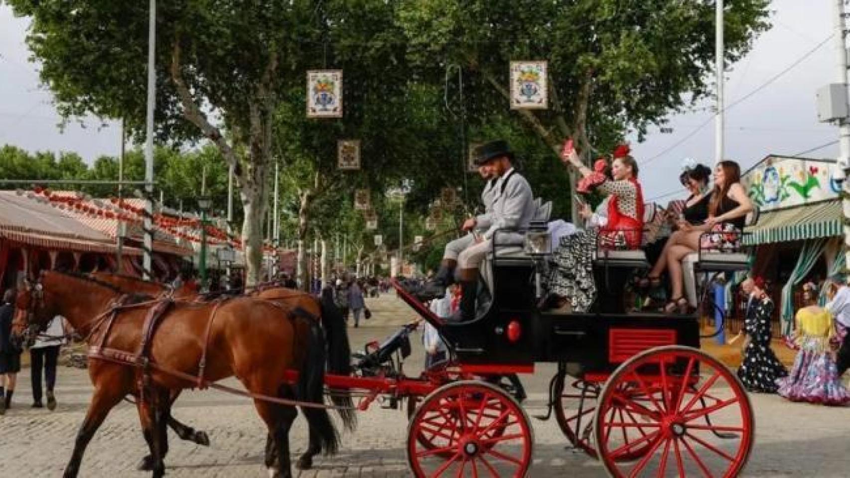 Imagen de un coche de caballo en la Feria de Abril.