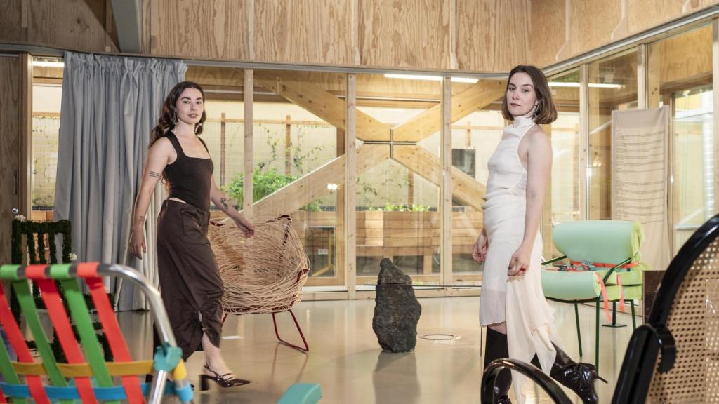 María Soa y Sara Faro en su exposición que acompaña el disco en el Espacio Infinito Delicias de Madrid.
