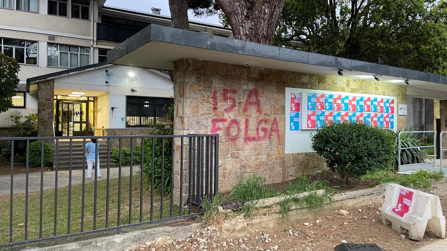 Pintadas contra la privatización de la enseñanza en la sede de la UIE en Vigo