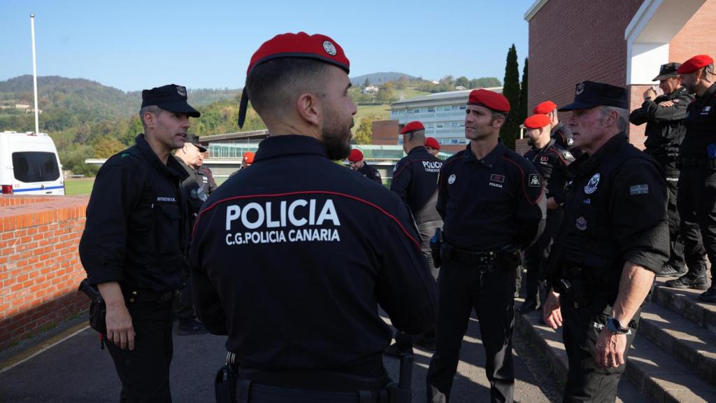 Efectivos del Cuerpo General de la Policía Canaria, junto a otros de la Ertaintza, durante una formación impartida en la academia de Arkaute por los vascos a los canarios en 2025.