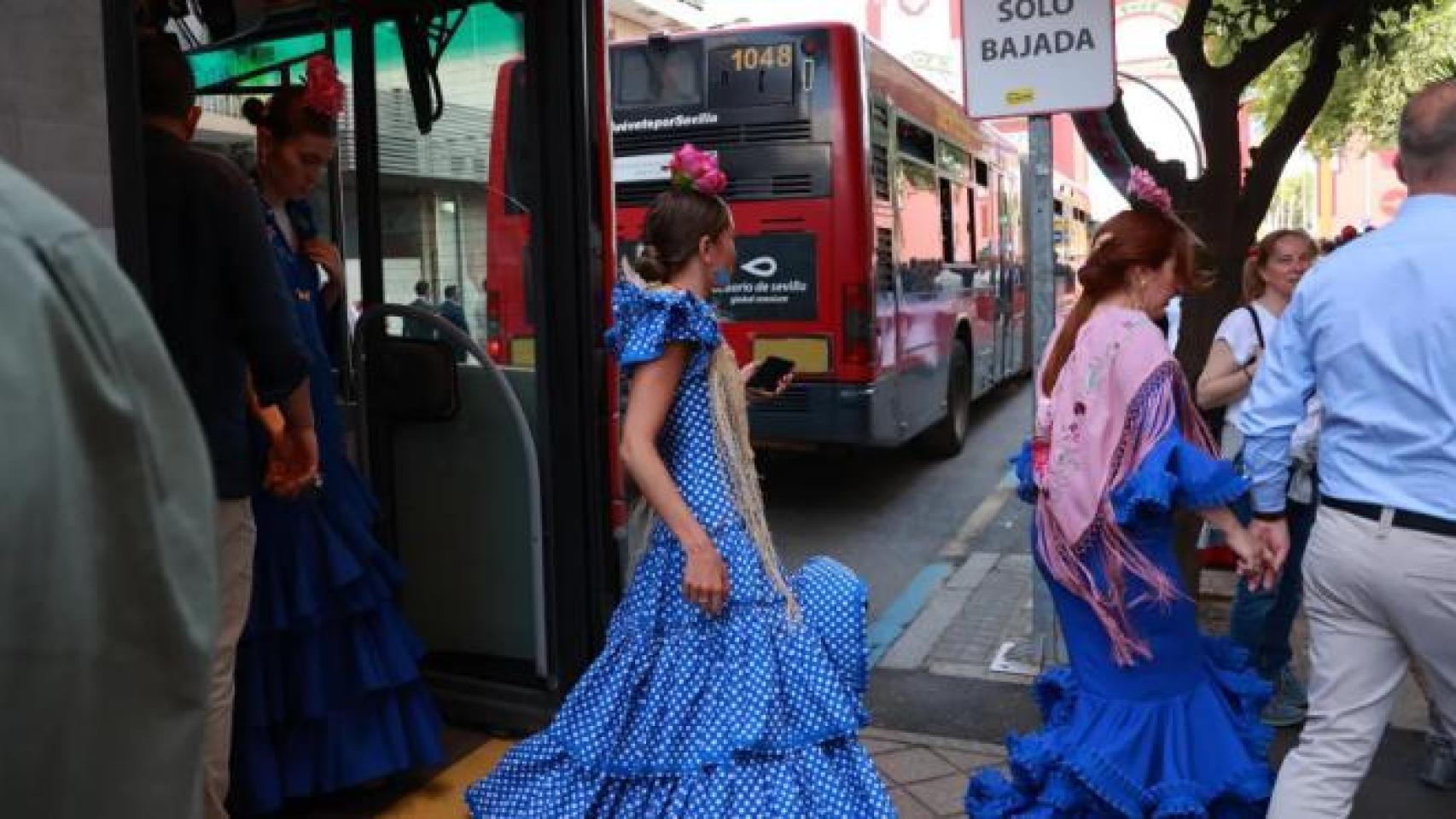 Imagen de un autobús de Tussam durante la Feria de Sevilla.
