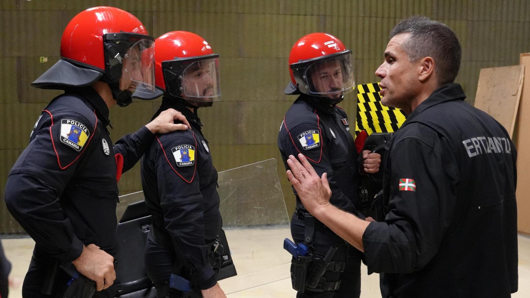Tres efectivos del Cuerpo General de la Policía Canaria, junto a un formador de la Ertaintza, durante una formación impartida por los vascos a los canarios en la academia de Arkaute en 2025.