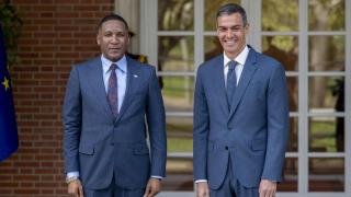 El presidente del Gobierno, Pedro Sánchez (d), recibe al presidente de la República de Botsuana, Duma Gideon Boko (i), en el Palacio de La Moncloa.
