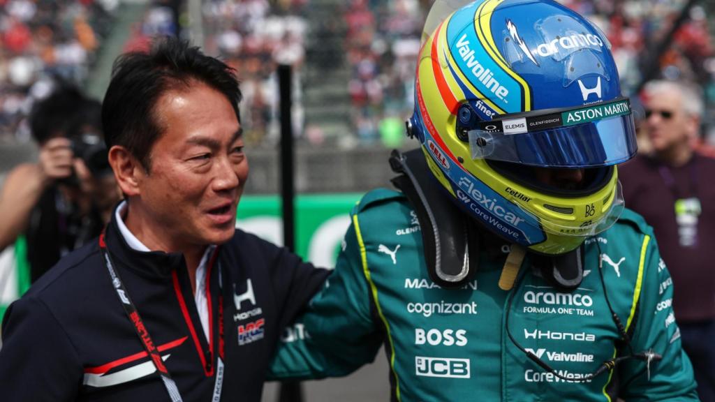 Fernando Alonso se abraza con Koji Watanabe durante el GP de Japón.