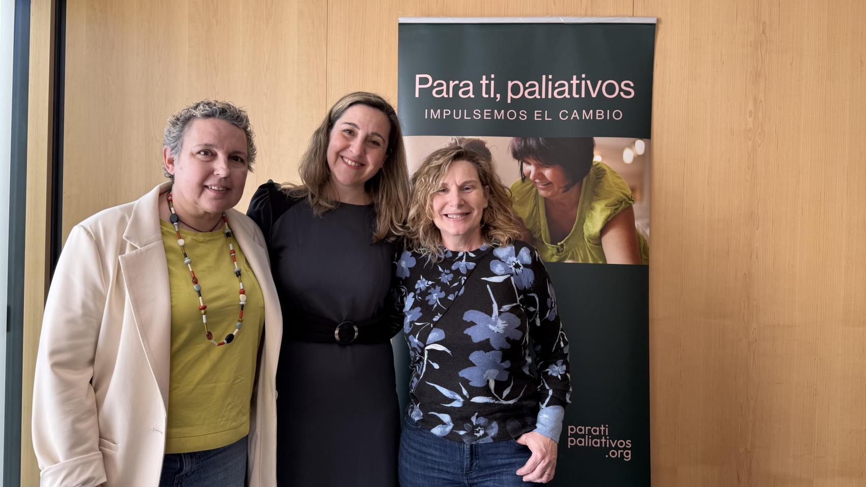 De izquierda a derecha: Inmaculada Escriche, paciente de cáncer de pulmón desde hace una década; Elia Martínez, presidenta de la Sociedad Española de Cuidados Paliativos (SECPAL) y oncóloga en el Hospital Universitario de Fuenlabrada; y Marilén Villalonga, madre de un joven que lleva enfermo desde los cinco años.