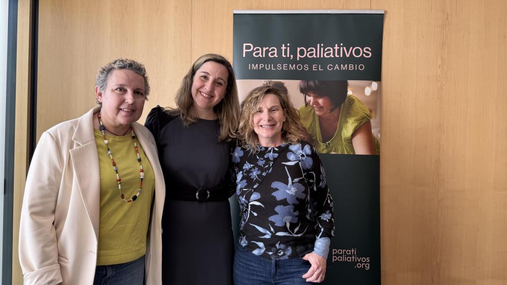 De izquierda a derecha: Inmaculada Escriche, paciente de cáncer de pulmón desde hace una década; Elia Martínez, presidenta de la Sociedad Española de Cuidados Paliativos (SECPAL) y oncóloga en el Hospital Universitario de Fuenlabrada; y Marilén Villalonga, madre de un joven que lleva enfermo desde los cinco años.