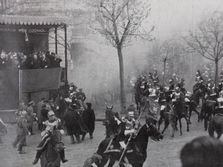 El momento posterior al estallido de una traca justo detrás de la tribuna presidencial durante el desfile militar del quinto aniversario de la proclamación de la Segunda República.