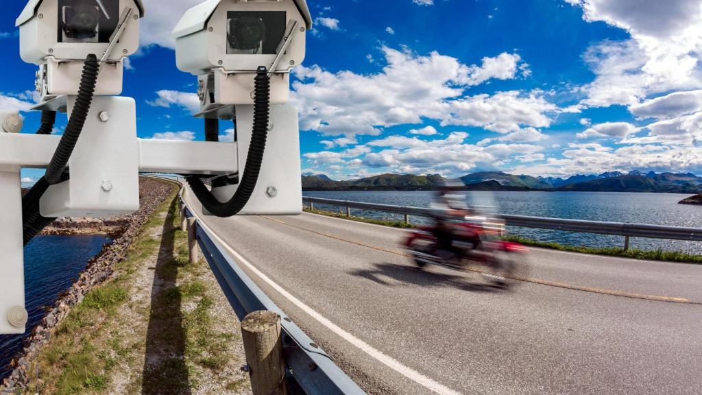 Radar cámara de control de velocidad en la carretera.