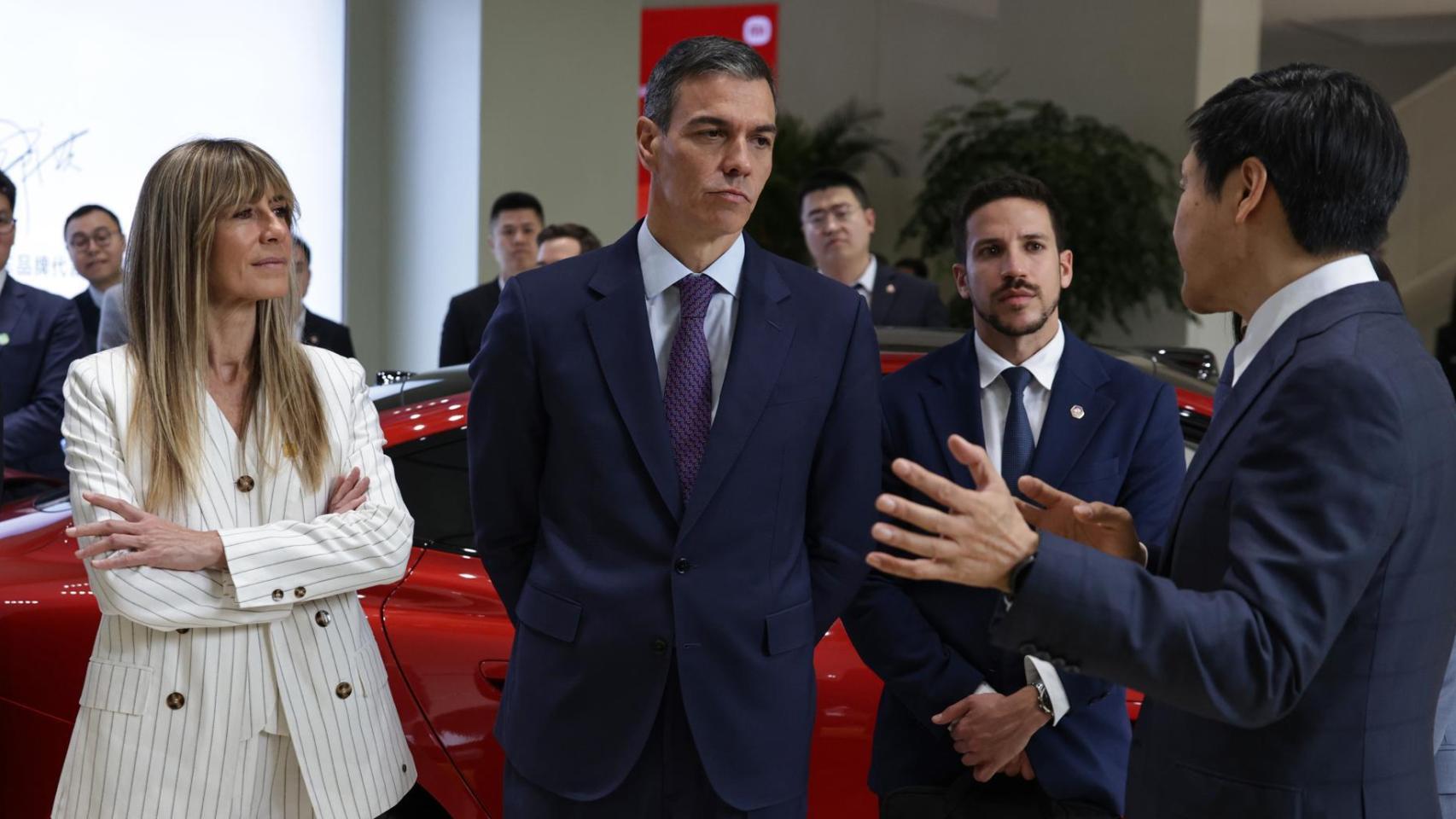 Pedro Sánchez y Begoña Gómez, este lunes, durante su viaje a China.