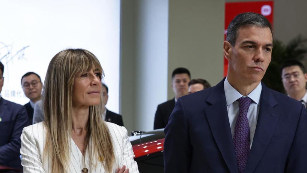 Pedro Sánchez y Begoña Gómez, este lunes, en Pekín, China.