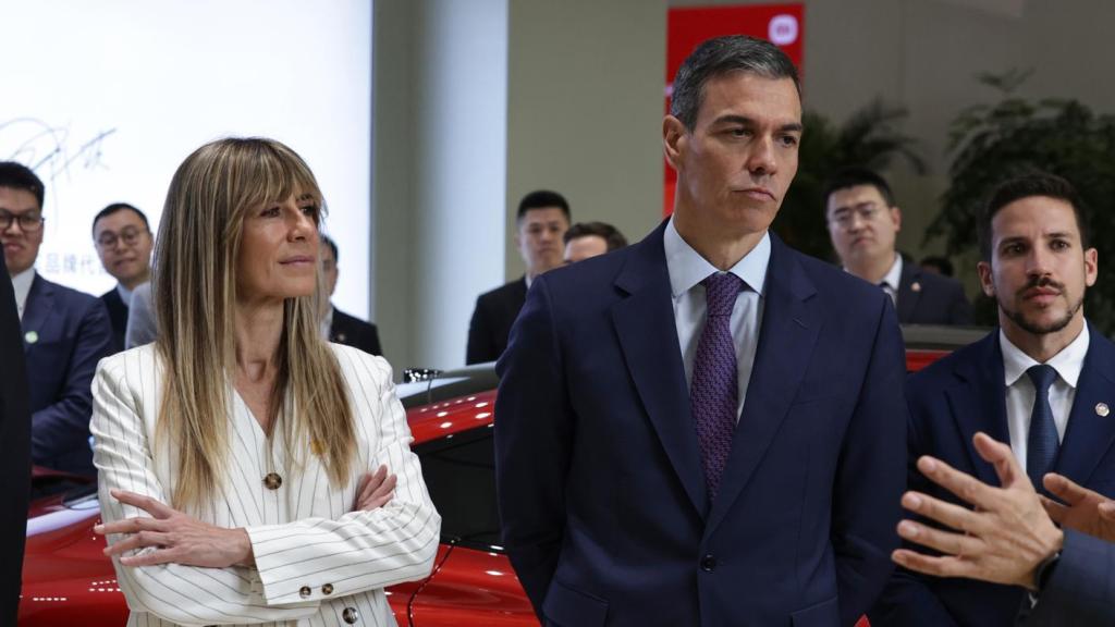 Pedro Sánchez y Begoña Gómez, este lunes, durante su viaje a China.