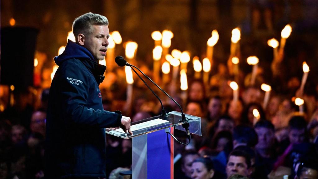Peter Magyar pronuncia un discurso durante un mitin de campaña electoral en Miskolc, Hungría, el 10 de abril de 2026.