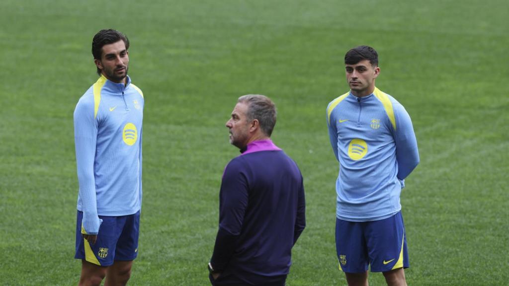 Hansi Flick, entrenando este lunes en el Metropolitano con Ferran Torres y Pedri