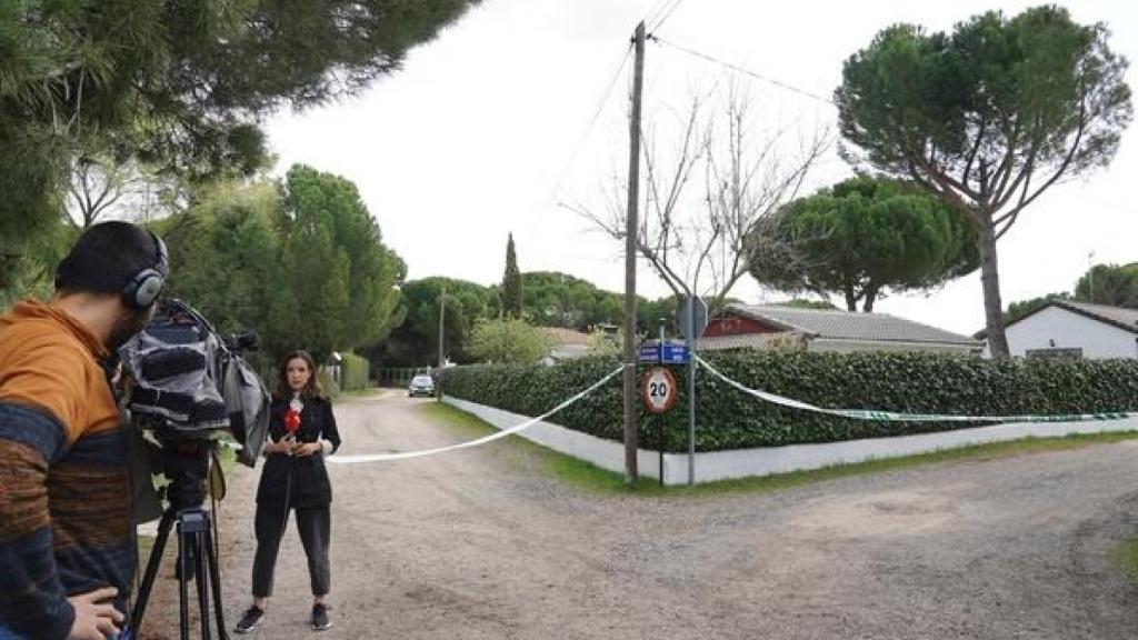 La Guardia Civil registra el 10 de abril de 2022 la casa en Traspinedo de Óscar, la última persona que vio con vida a Esther López. En la imagen medios de comunicación en la zona acotada al paso