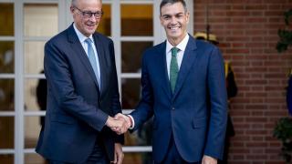El presidente del Gobierno, Pedro Sánchez (d), recibe al canciller de la República Federal de Alemania, Friedrich Merz (i), en el Palacio de la Moncloa.