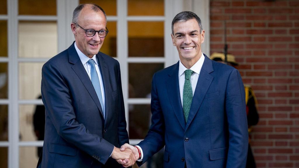 El presidente del Gobierno, Pedro Sánchez (d), recibe al canciller de la República Federal de Alemania, Friedrich Merz (i), en el Palacio de la Moncloa.