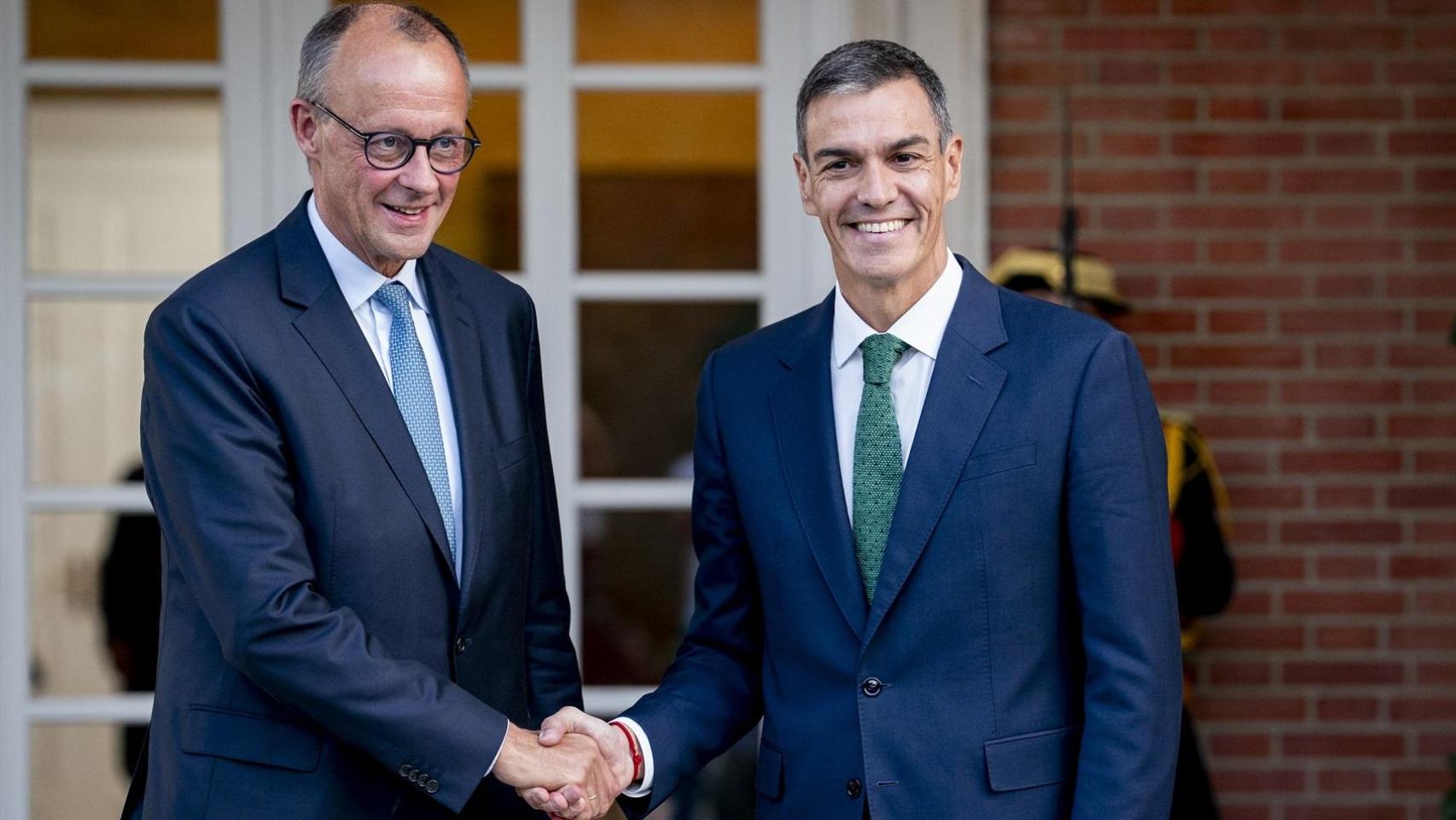 El presidente del Gobierno, Pedro Sánchez (d), recibe al canciller de la República Federal de Alemania, Friedrich Merz (i), en el Palacio de la Moncloa.