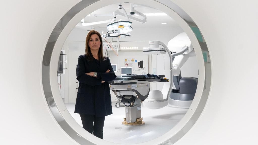 Lorena Saus, CEO de Ascires, en el quirófano que concentra la tecnología más avanzada en diagnóstico por imagen.