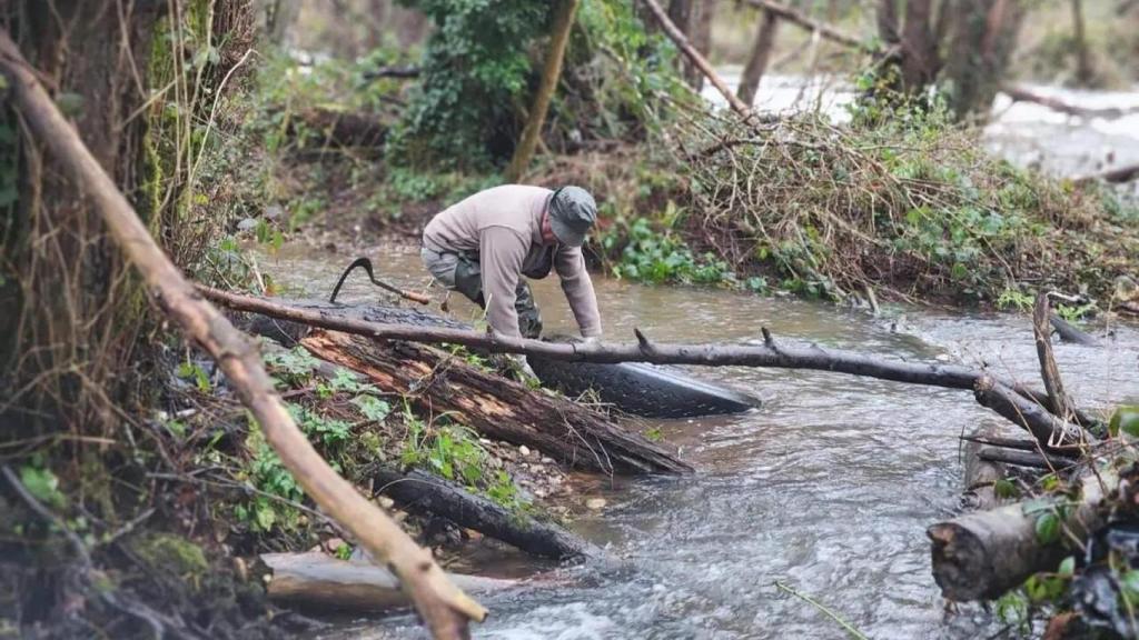 Imagen de archivo del río que atraviesa el municipio cuya agua está contaminada por nitratos.