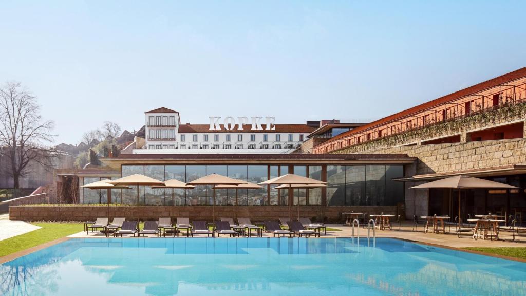 El Hotel Tivoli Kopke Porto Gaia Hotel desde su piscina y zona ajardinada.