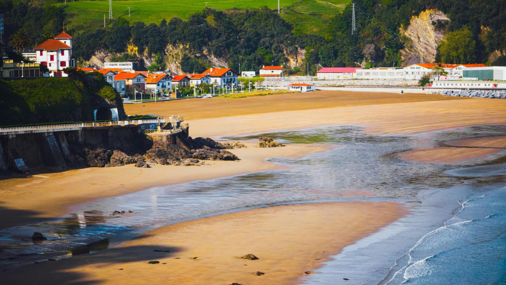 Vista costera de la ciudad de Deba y la playa de arena en el País Vasco, España