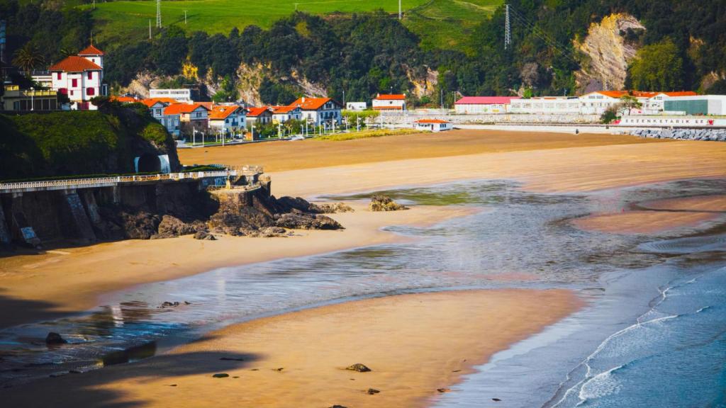 Vista costera de la ciudad de Deba y la playa de arena en el País Vasco, España