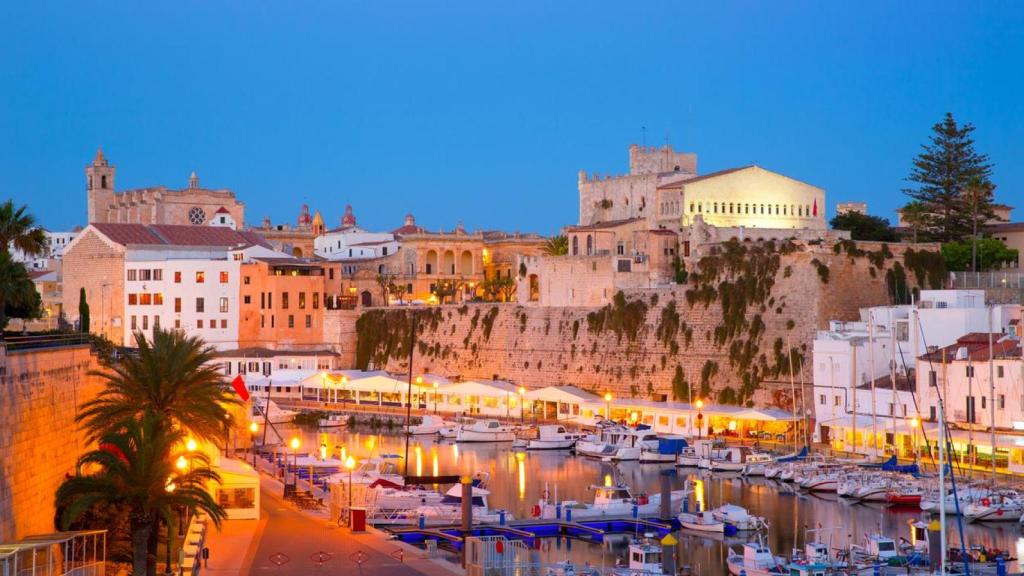 El puerto deportivo de Menorca y su catedral al fondo.