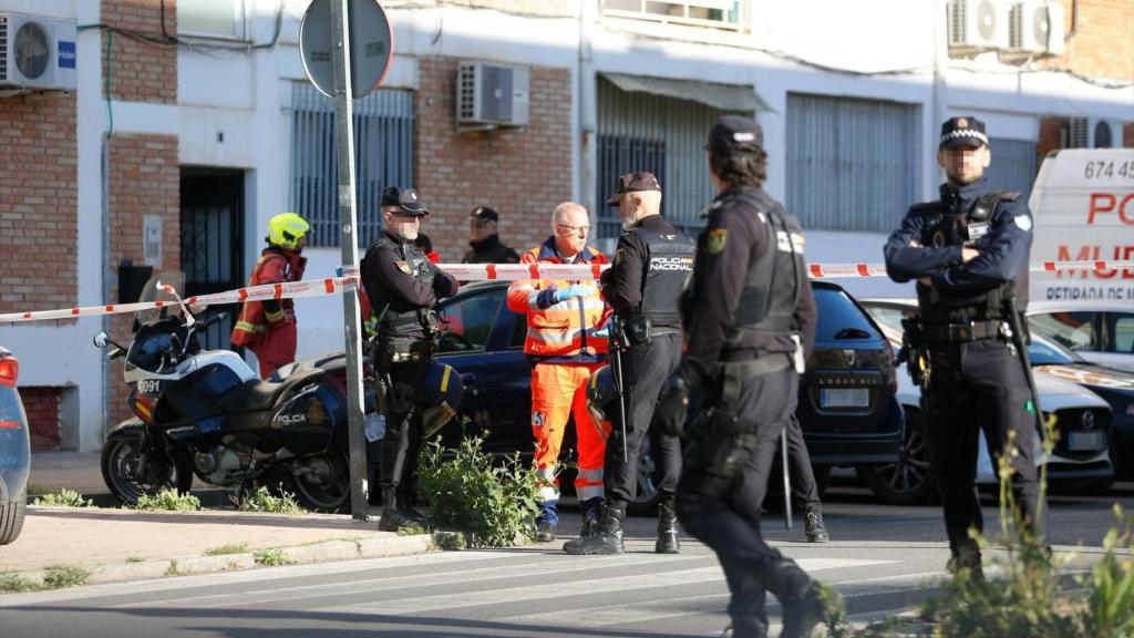 Efectivos de la Policía Nacional en el barrio de la Fuensanta, en Córdoba.