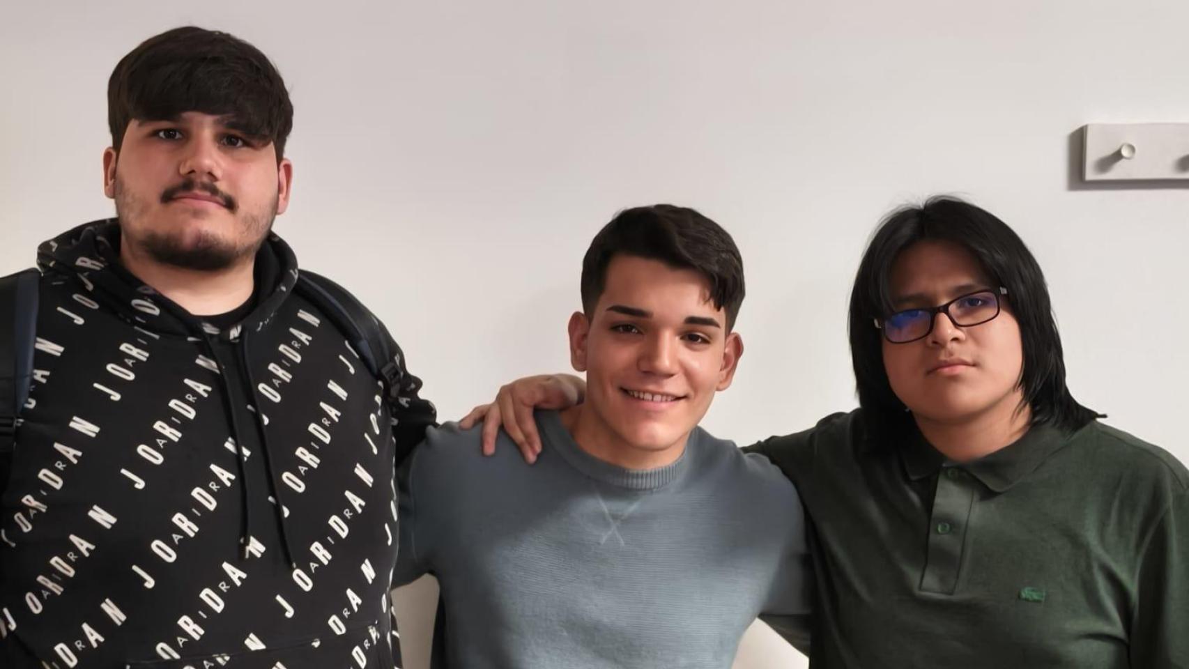 Ángel Sebastián Barrios, Carlos Sánchez y Jorge Valverde, creadores de Amadeus, la aplicación con IA ganadora del tercer puesto de OdiseIA 2026.