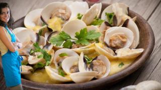 Irene, cocinera y su receta de almejas en salsa más ricas.