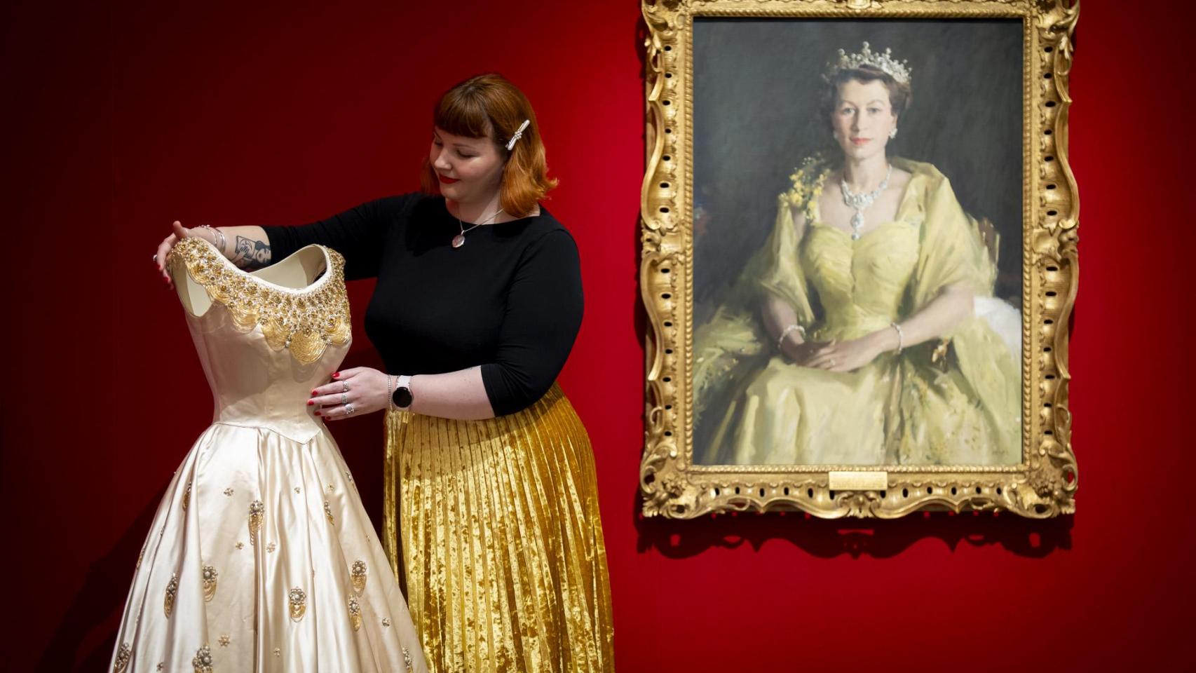 Imagen de uno de los vestidos expuestos en 'Isabel II: una vida con estilo'.