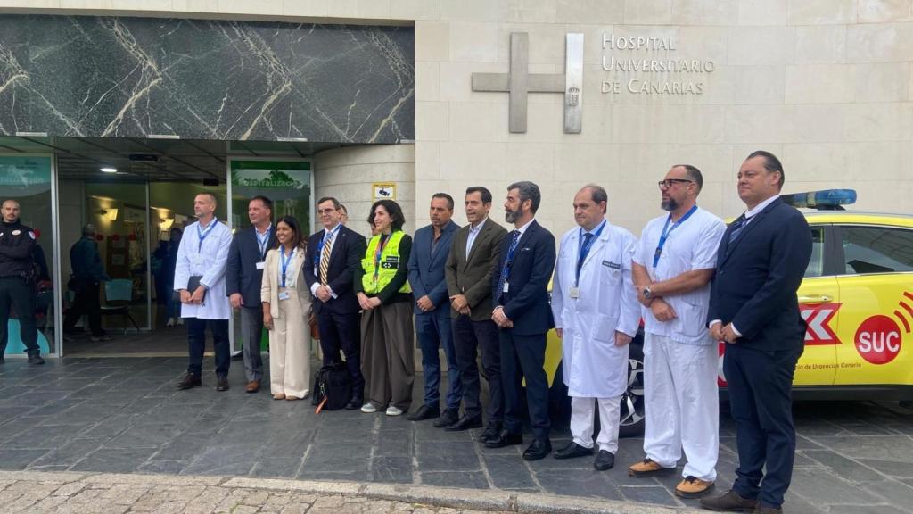 Miembros de la delegación de la NASA y el Servicio Canario de Salud, frente al Hospital Universitario de Canarias