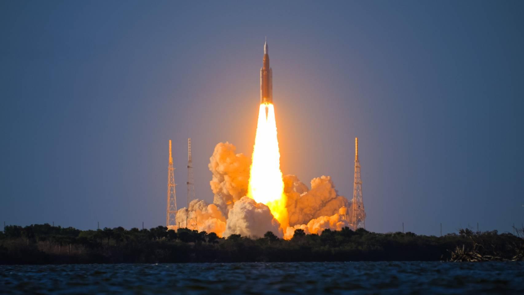 Momento del despegue de la misión Artemis II.