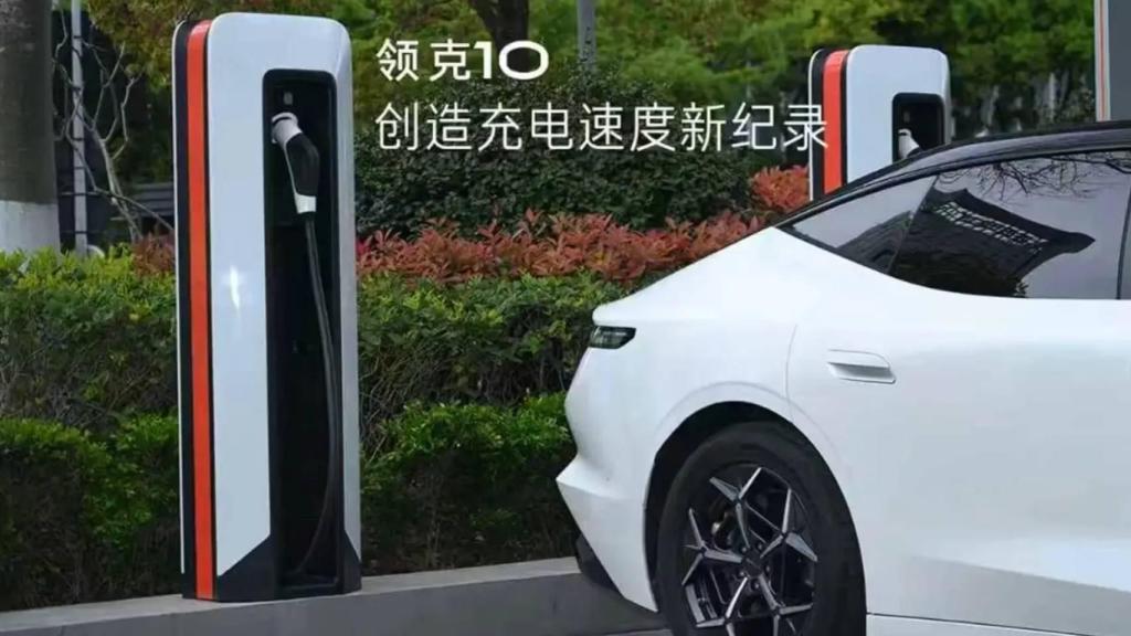 Un coche eléctrico Geely cargándose.