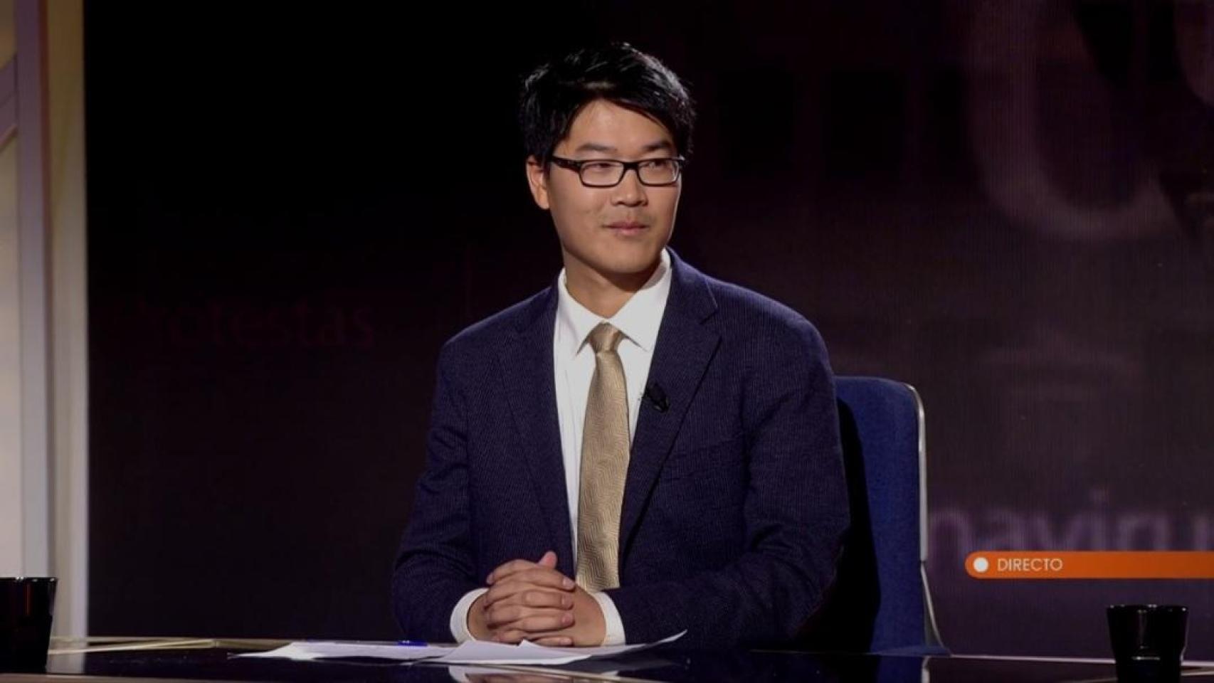 El activista chino Yuan Lee durante una reciente intervención en una cadena española de televisión.