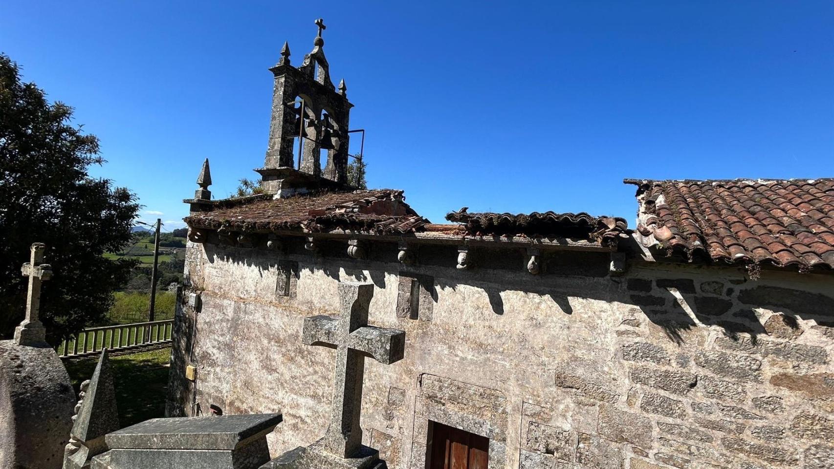 Se derrumba parte del tejado de un templo románico en Pontevedra.
