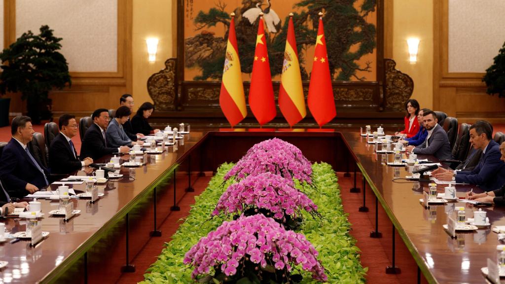 Xi Jinping y Pedro Sánchez durante la reunión de los equipos de gobierno de China y España.