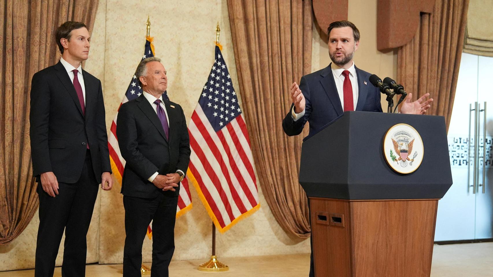 Jared Kushner, Steve Witkoff y JD Vance tras concluir la primera ronda de consultas con Irán en Islamabad.