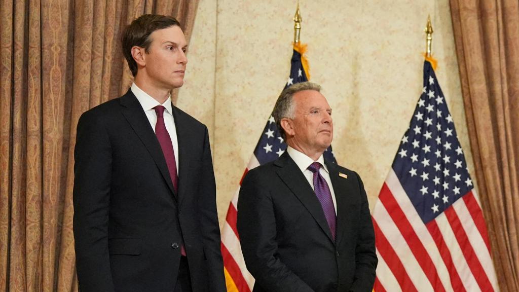 Jared Kushner y Steve Witkoff tras concluir la primera ronda de consultas con Irán en Islamabad.