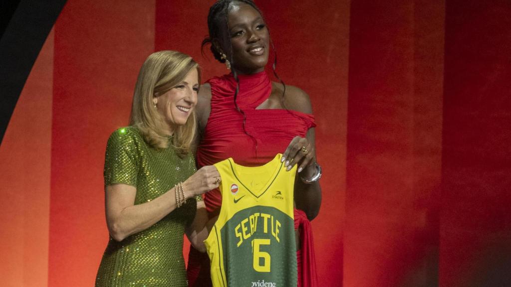 Awa Fam, seleccionada en el número 3 por las Seattle Storm en el draft de la WNBA.