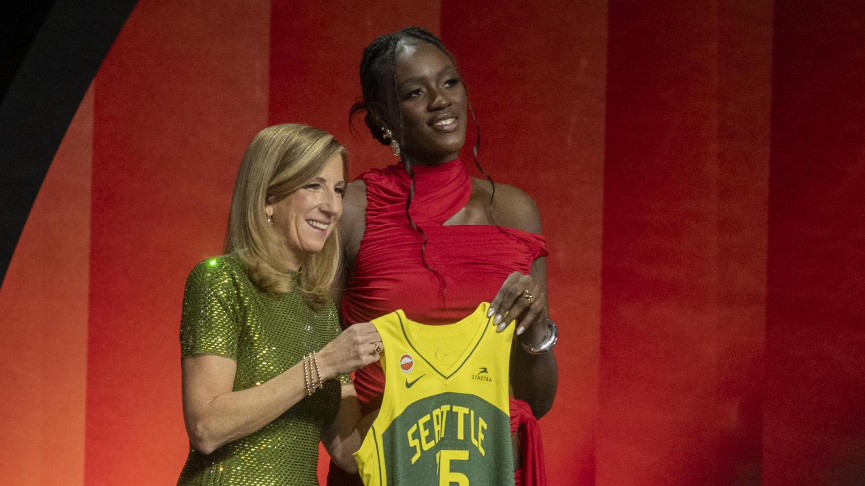 Awa Fam, seleccionada en el número 3 por las Seattle Storm en el draft de la WNBA