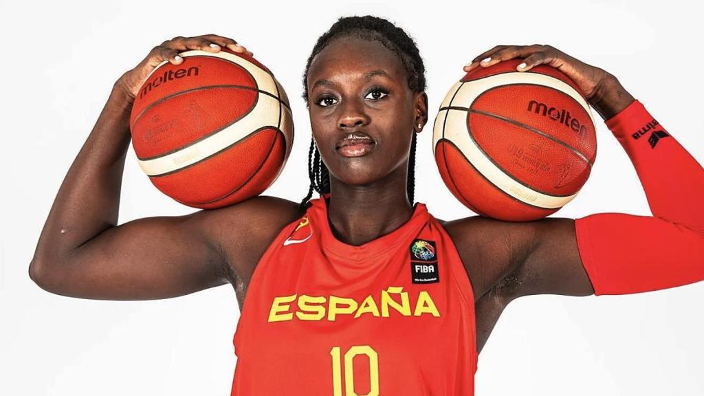 Awa Fam, en una sesión de fotos con la selección española