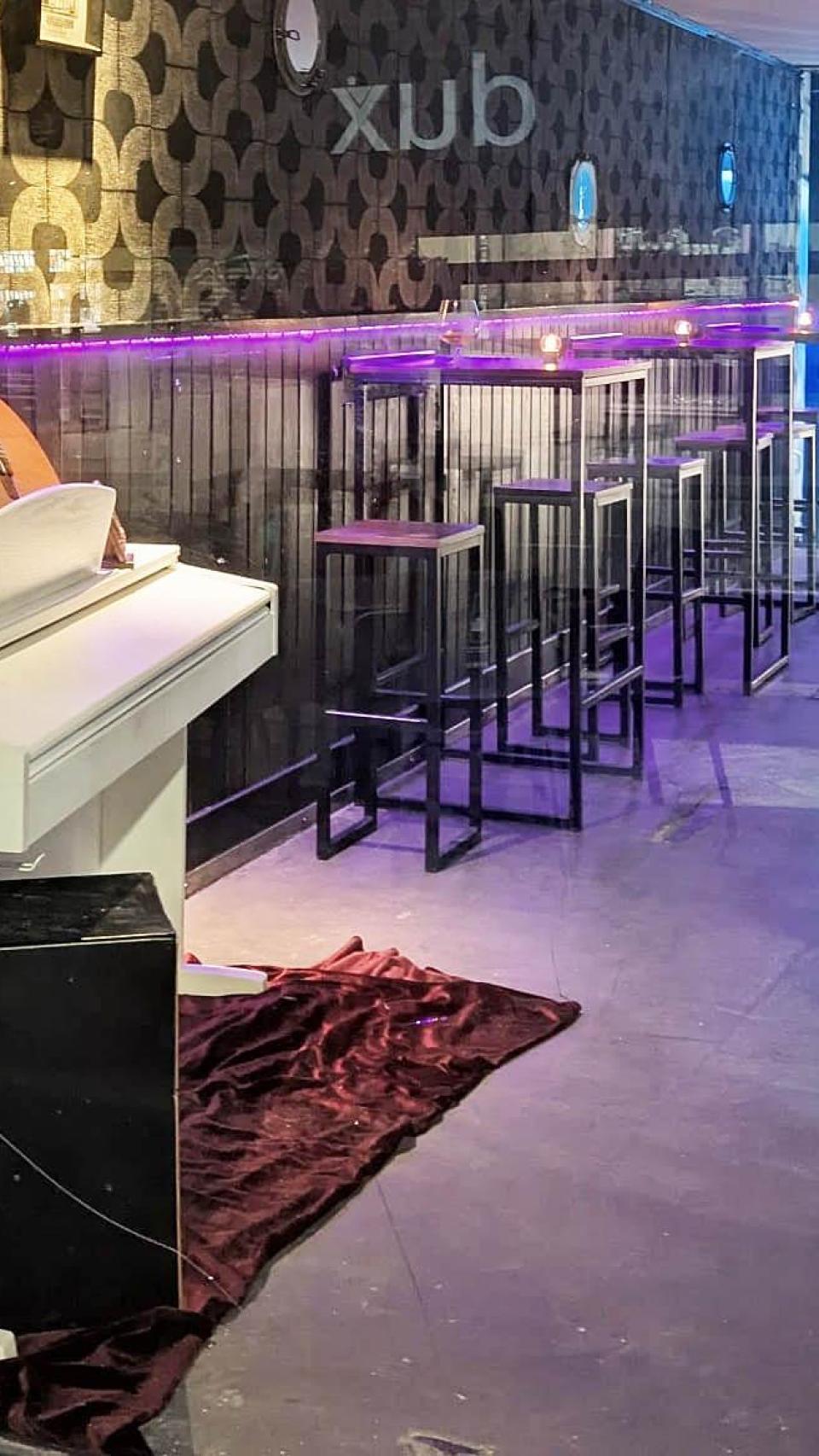 El piano y la imagen del interior del Bar MALF en Valladolid.