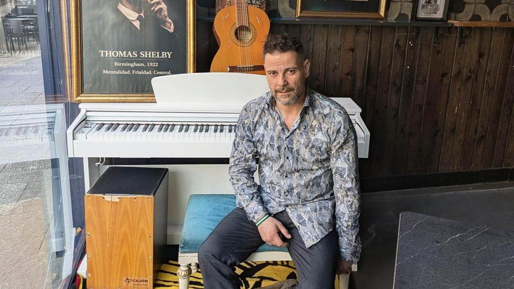 Imagen de Marcial cerca de su piano en el Bar MALF.