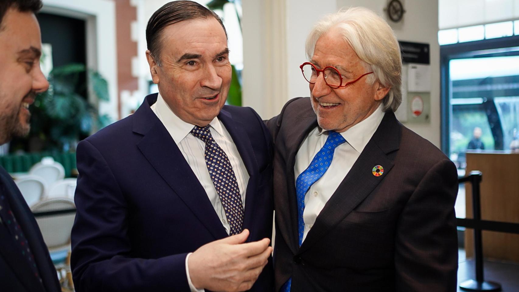 Pedro J. Ramírez, presidente ejecutivo y director de EL ESPAÑOL, y Josep Sánchez Llibre, presidente de Foment del Treball Nacional, en la apertura de la segunda jornada del Wake Up, Spain! Wake Up, Europe! 'Crecimiento, cohesión e incertidumbre'.