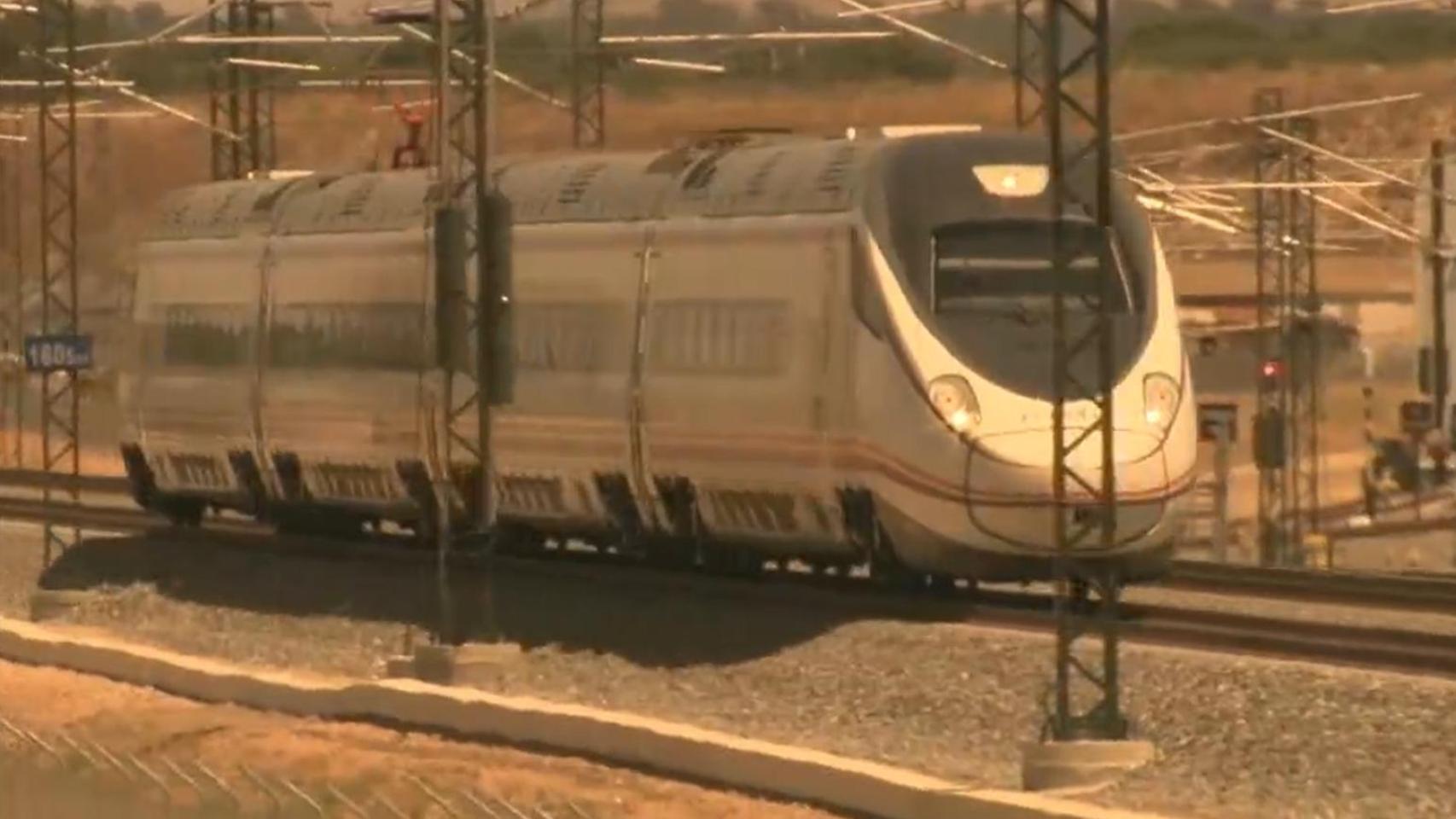 Un tren de mercancías circula por la red ferroviaria. Europa Press